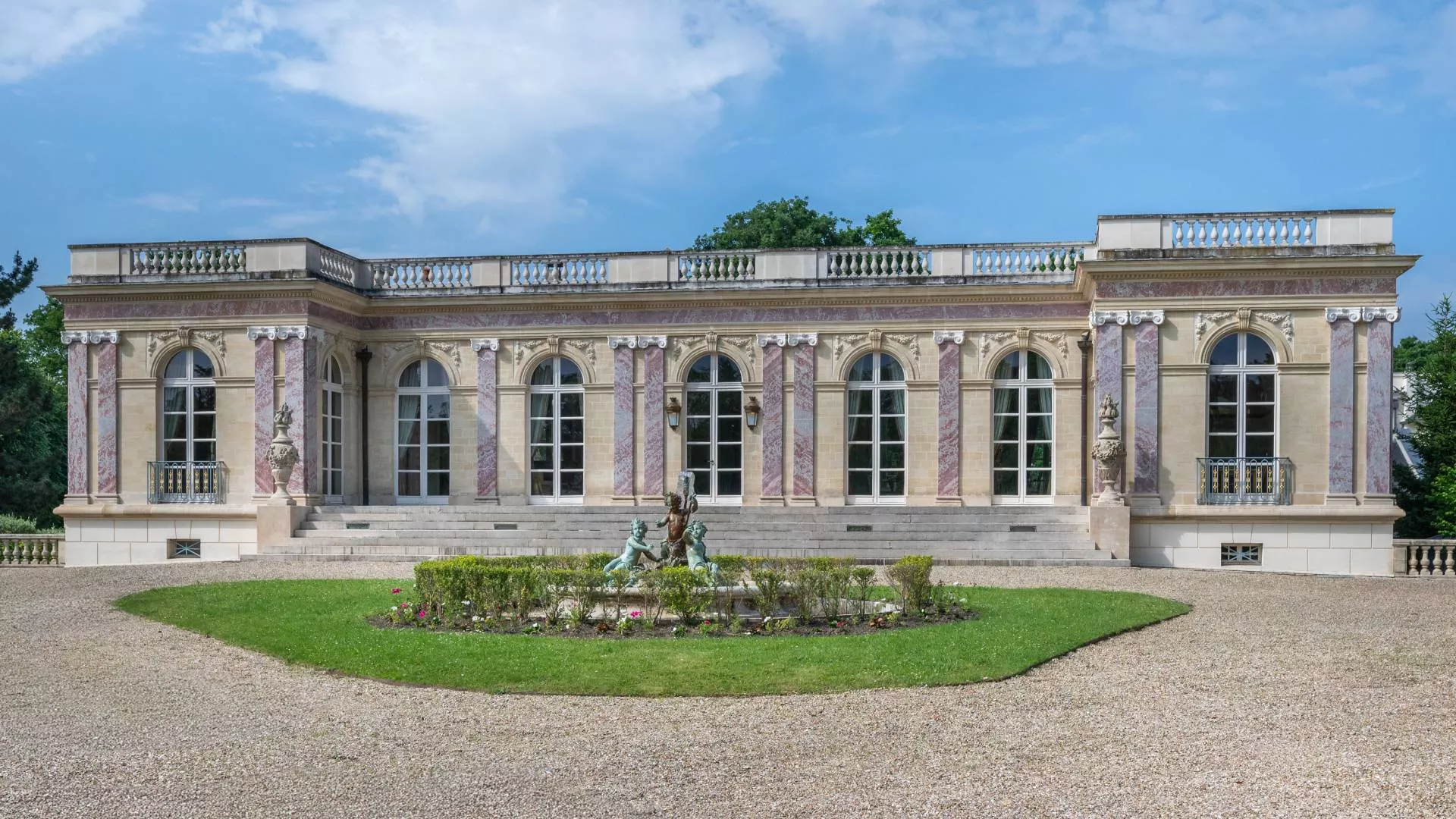 Façade du Grand Trianon, avec son architecture classique et ses colonnes imposantes.