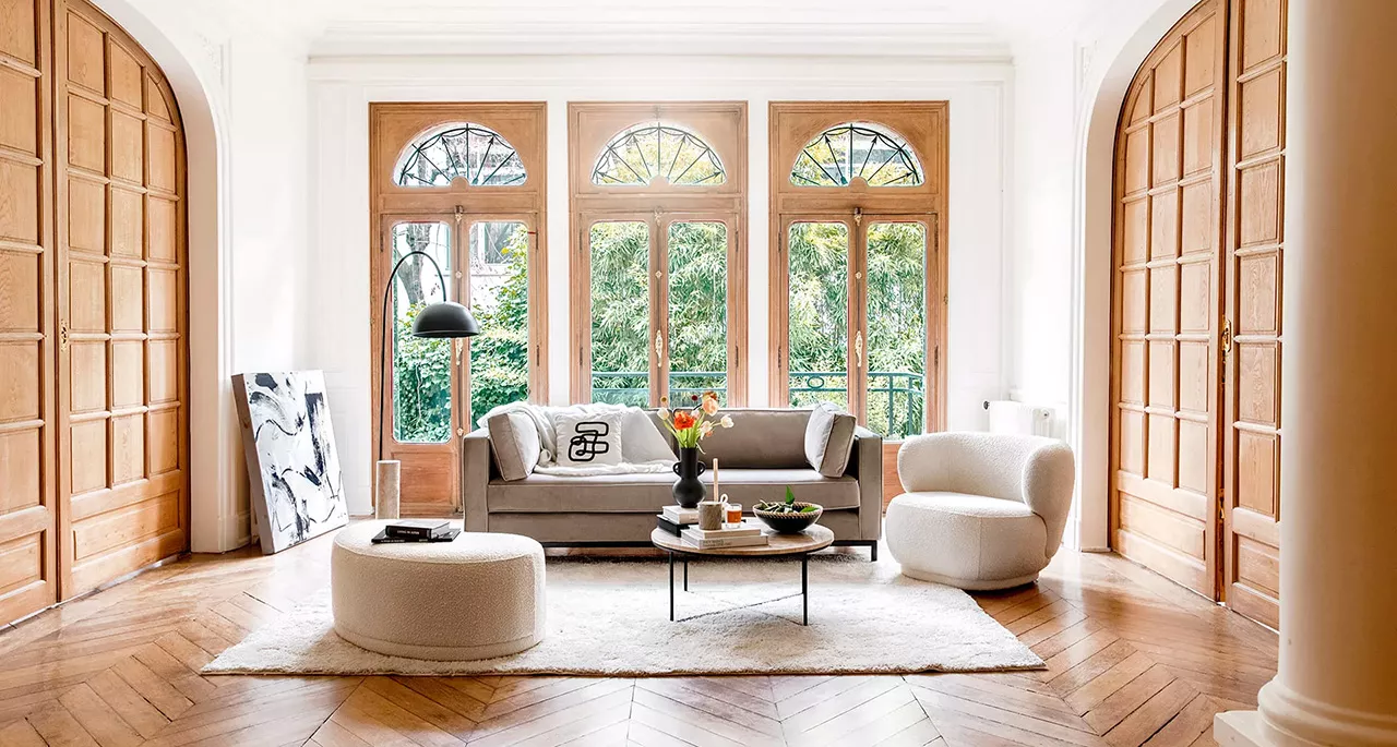 Intérieur d'un appartement de luxe fait en majorité de bois