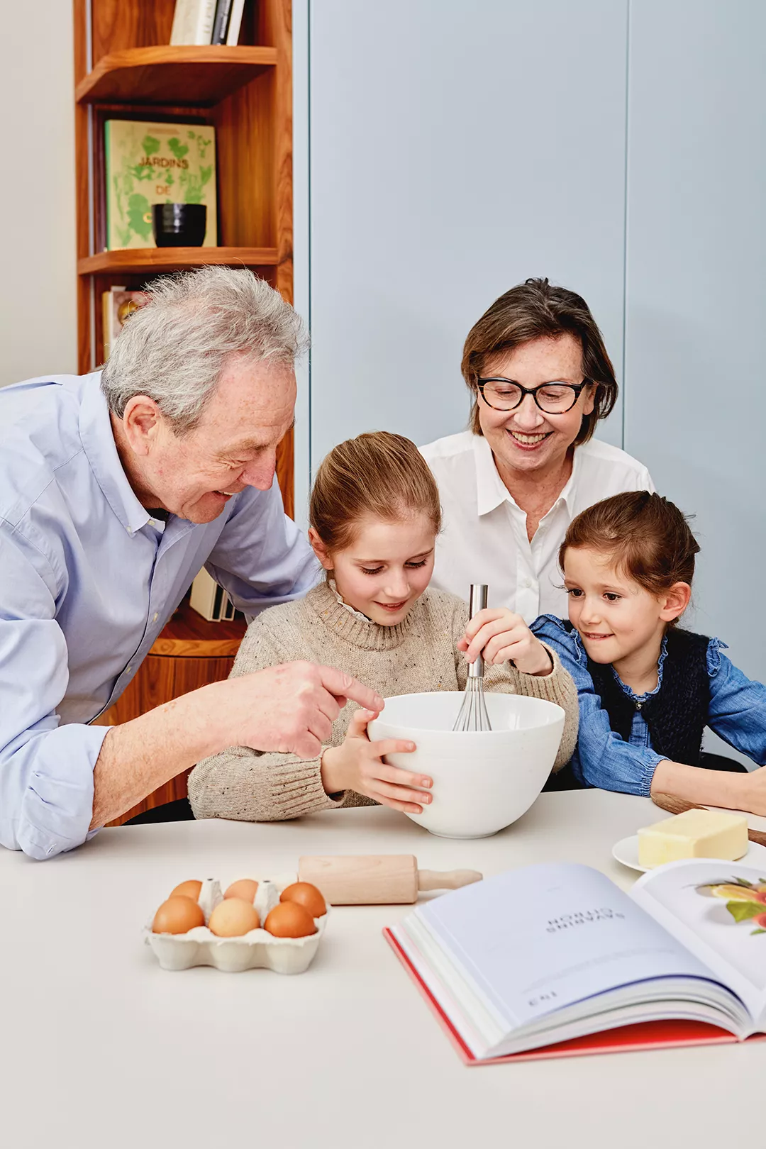 Grands-parents faisant de la pâtisserie avec leurs petites filles et qui veulent vendre leur appartement en viager avec Junot