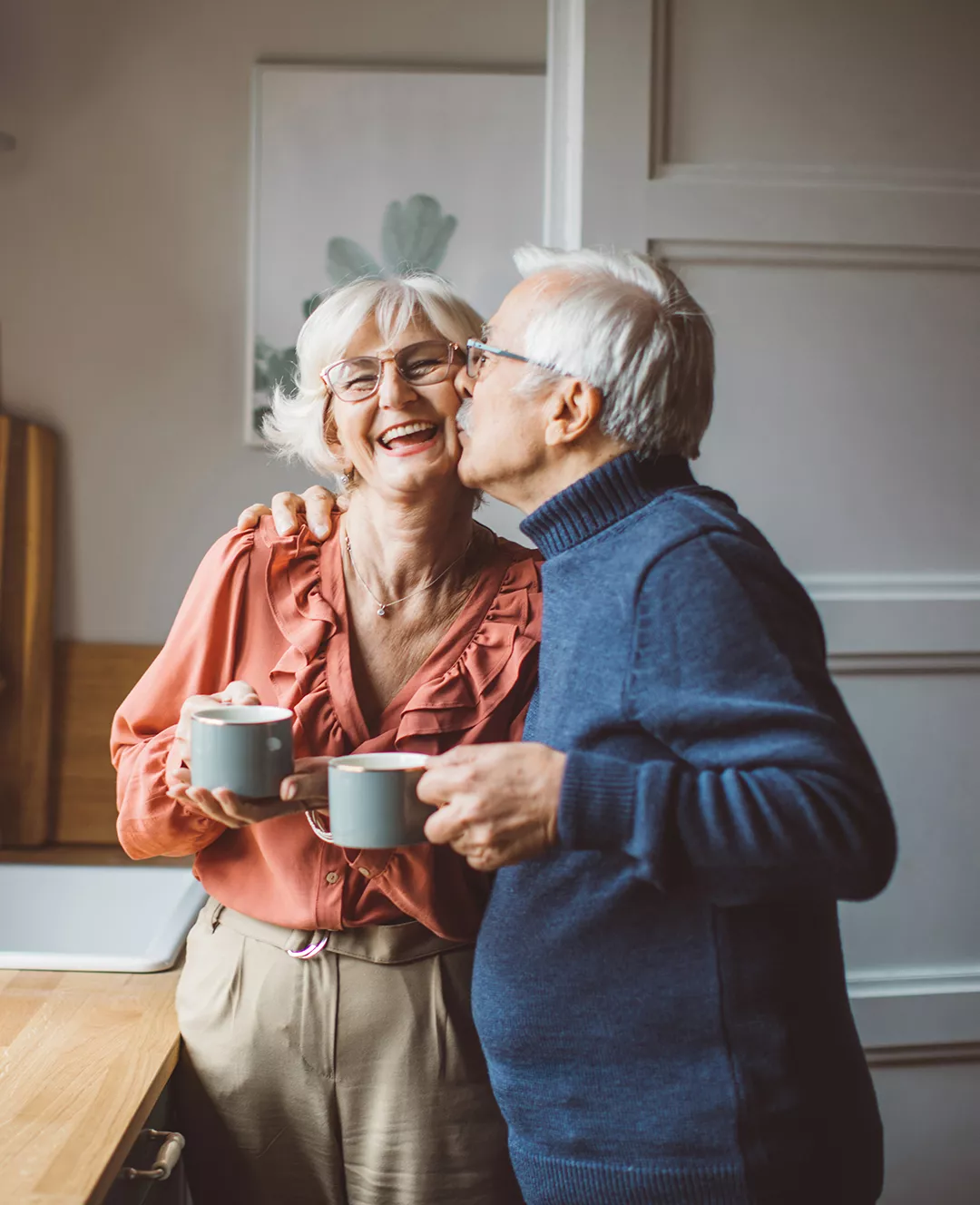 Couple de seniors s'embrassant car ils viennent de vendre leur appartement en viager avec Junot