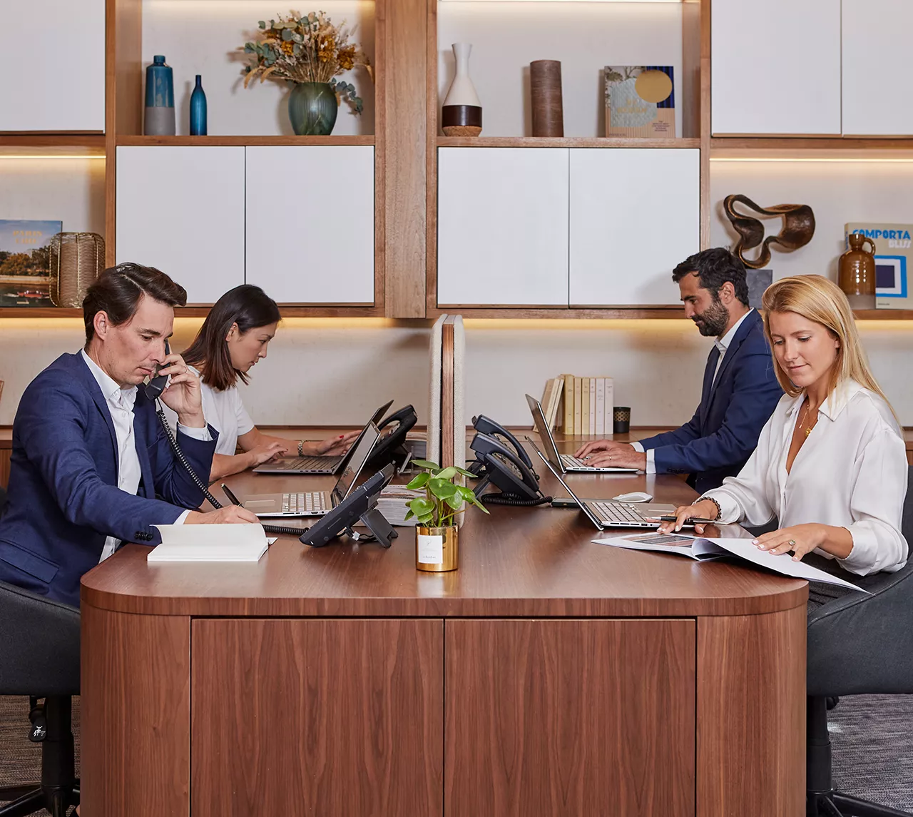 L'équipe d'une agence Junot autour d'un bureau