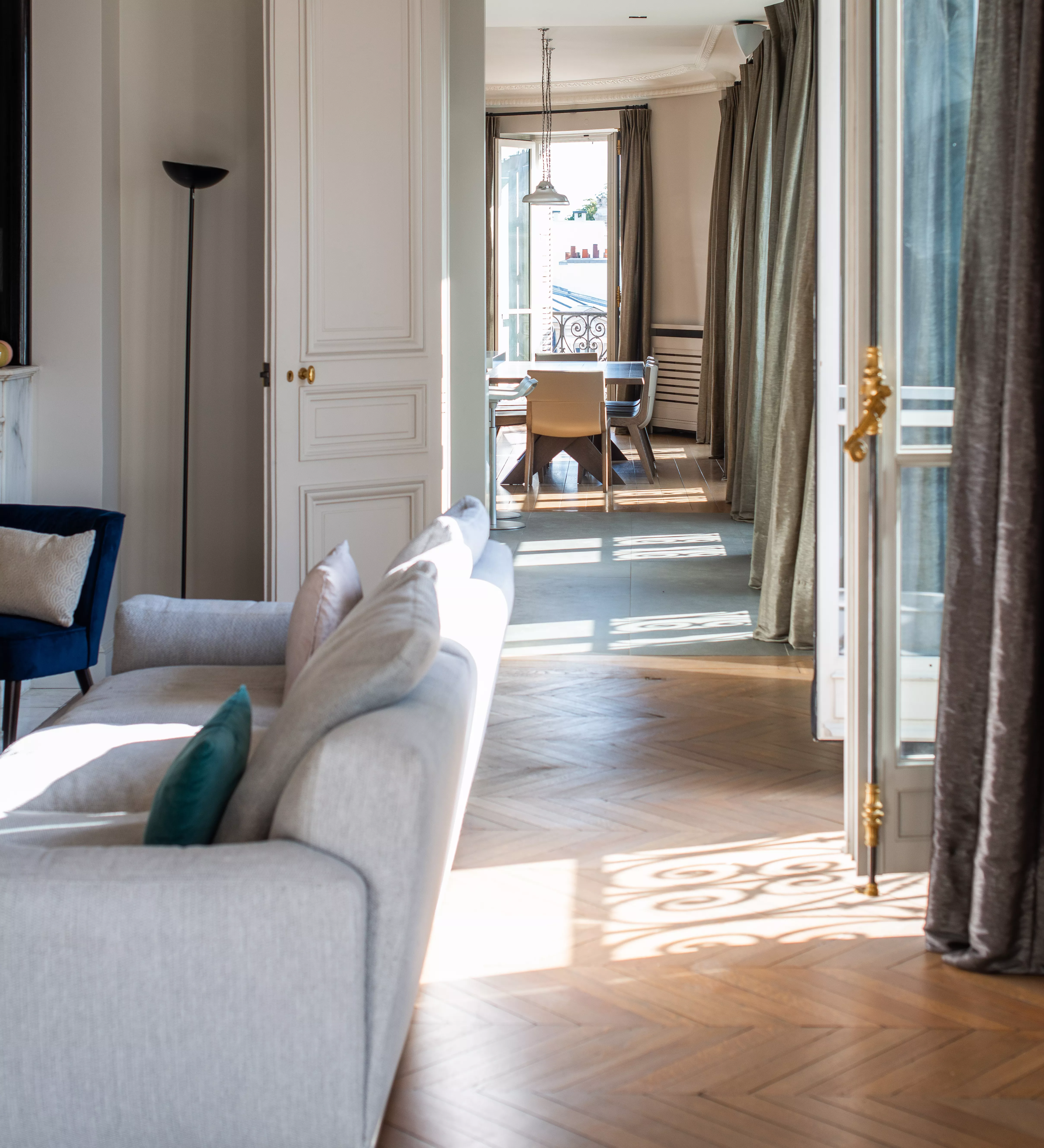 Salon d'un appartement haussmannien vendu par Junot Fine Properties