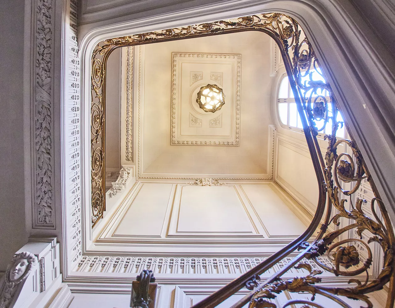 Cage d'escalier luxueuse d'un immeuble haussmannien à Paris