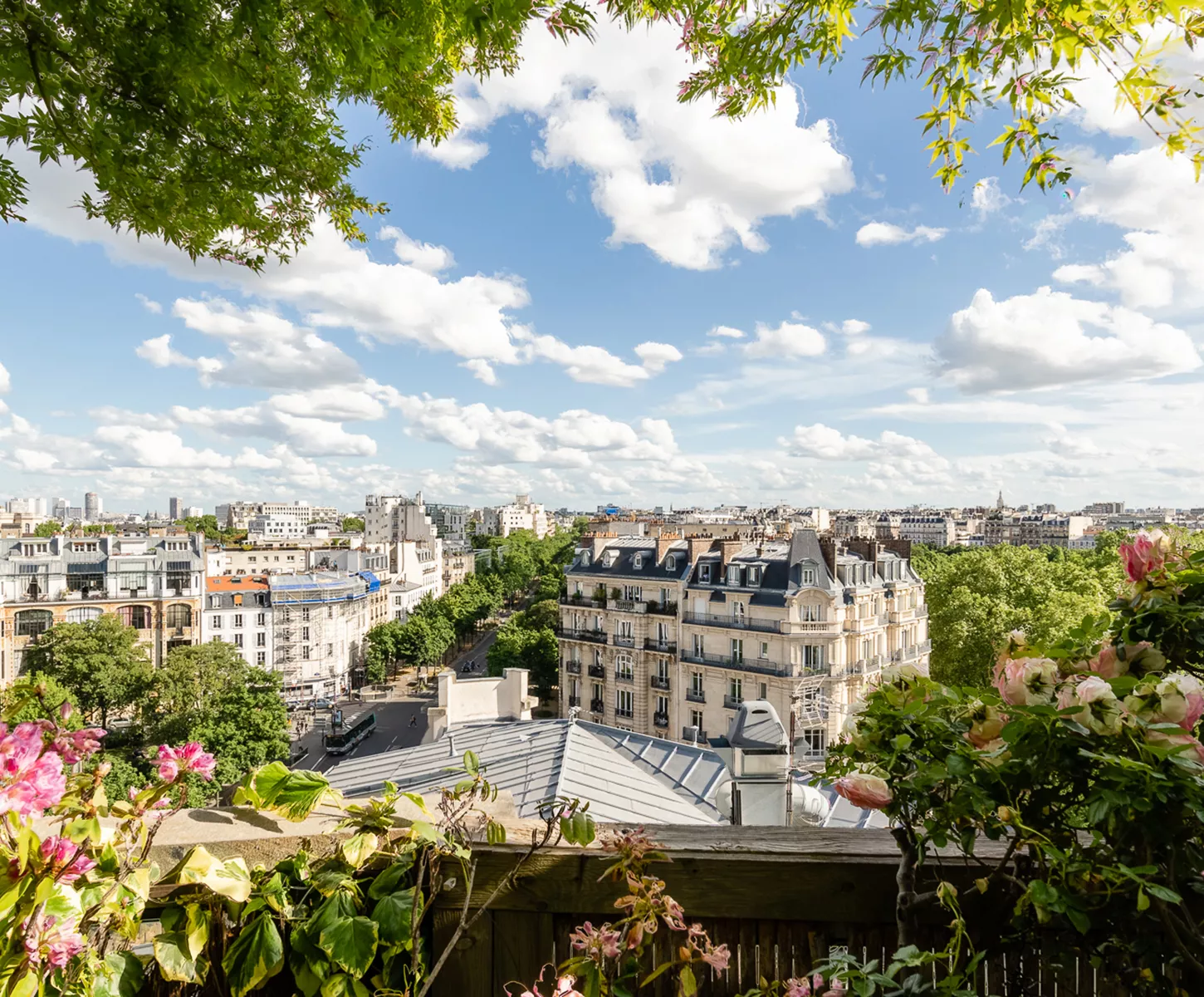 Vue sur les toits de Paris depuis une terrasse de luxe à Paris