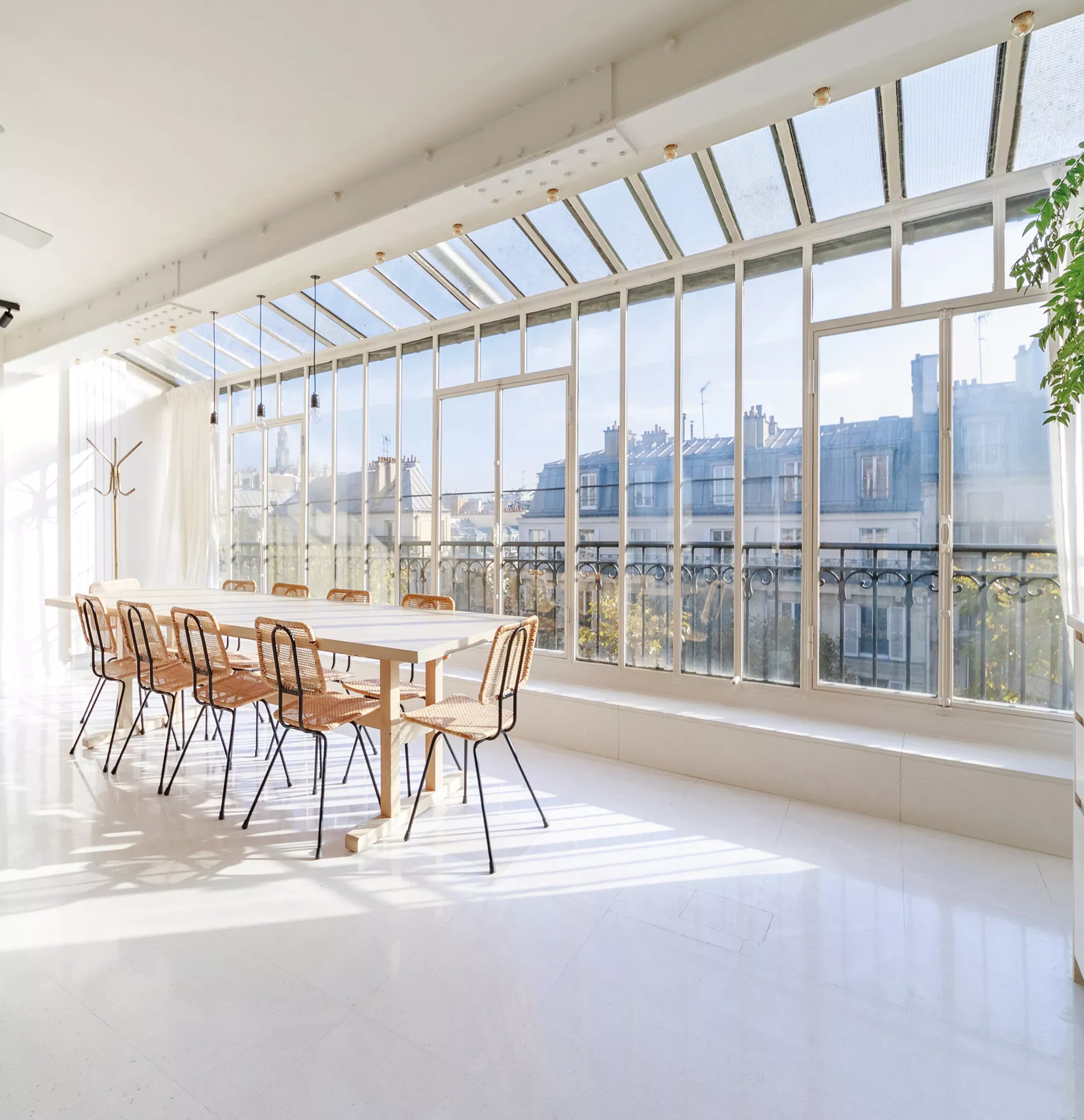 Un local commercial avec vue sur Paris en vente avec Junot