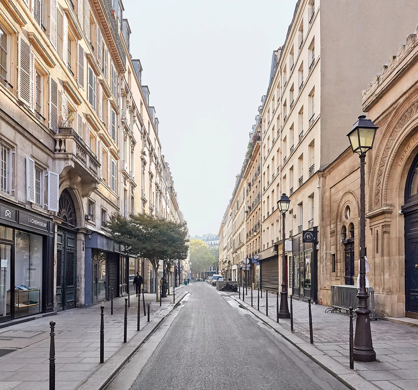 Une rue de Paris avec des magasins