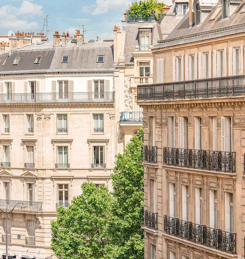 Façade d'un immeuble Haussmannien de luxe situé à Paris