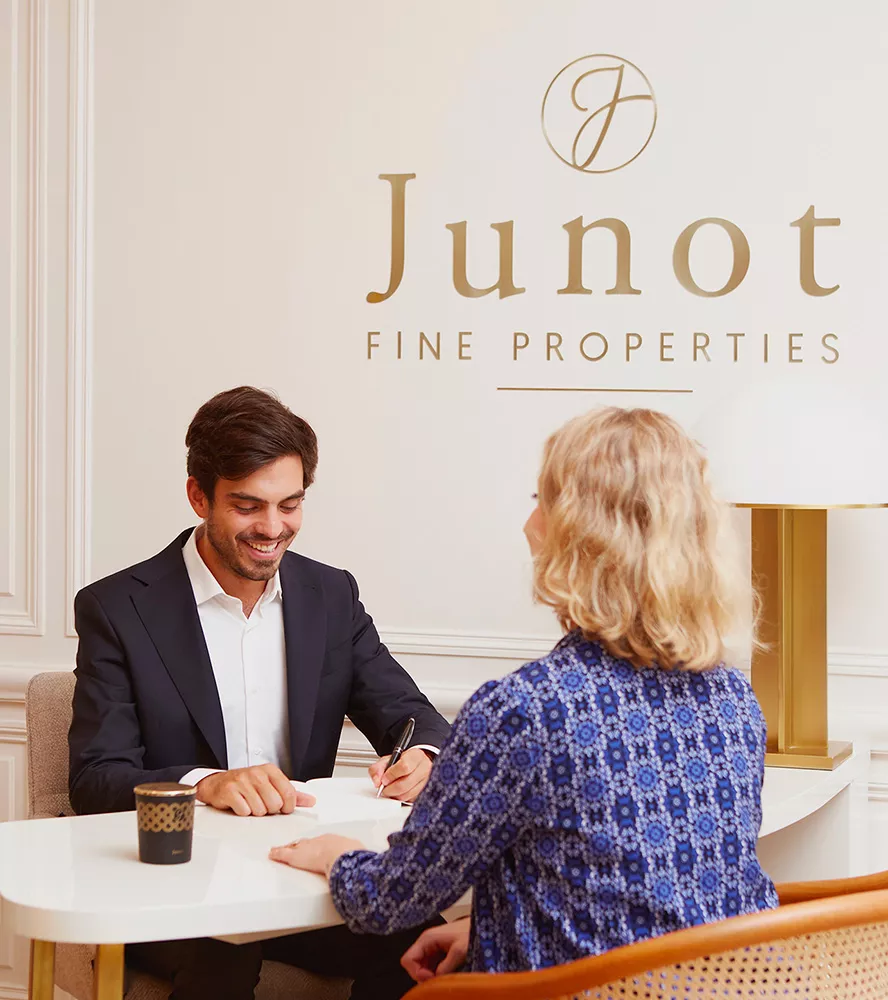 Une cliente de dos avec un consultant Junot Fine Properties | Knight Frank