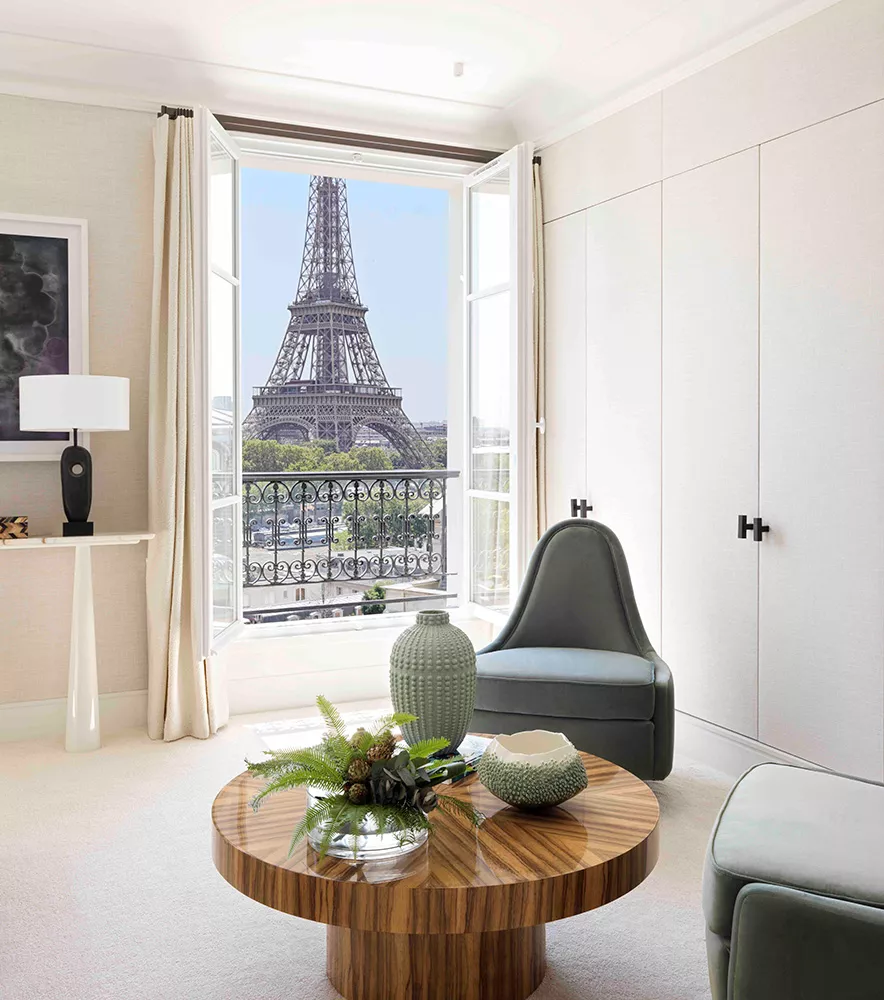 Salon d'un appartement ultra-luxe à Paris avec vue exceptionnelle sur la tour Eiffel