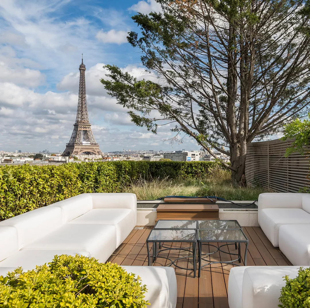 Terrasse d'un appartement de luxe au dernier étage avec vue sur la tour Eiffel à Paris