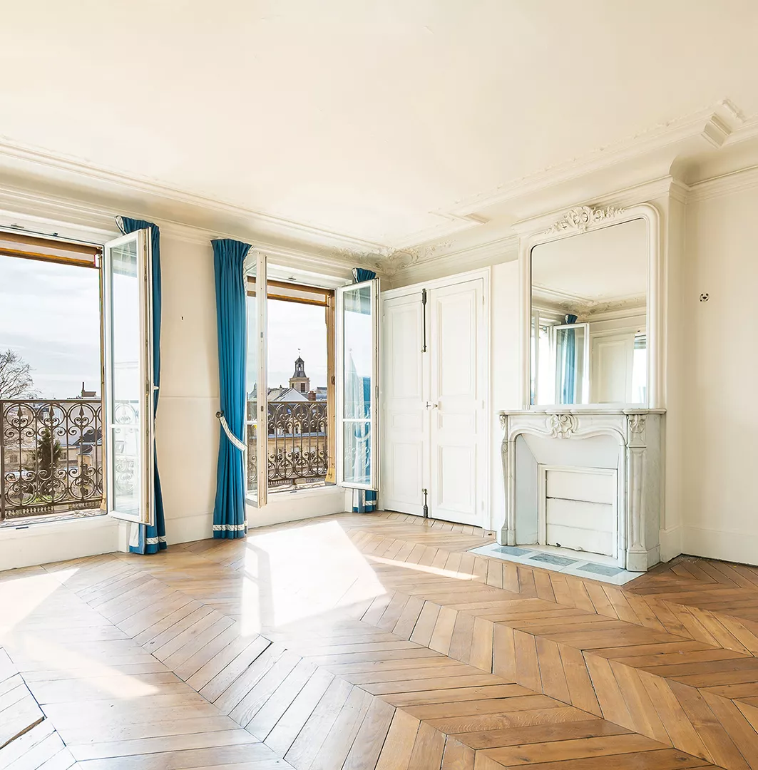 Salon d'un appartement haussmannien ultra-luxe situé à Paris