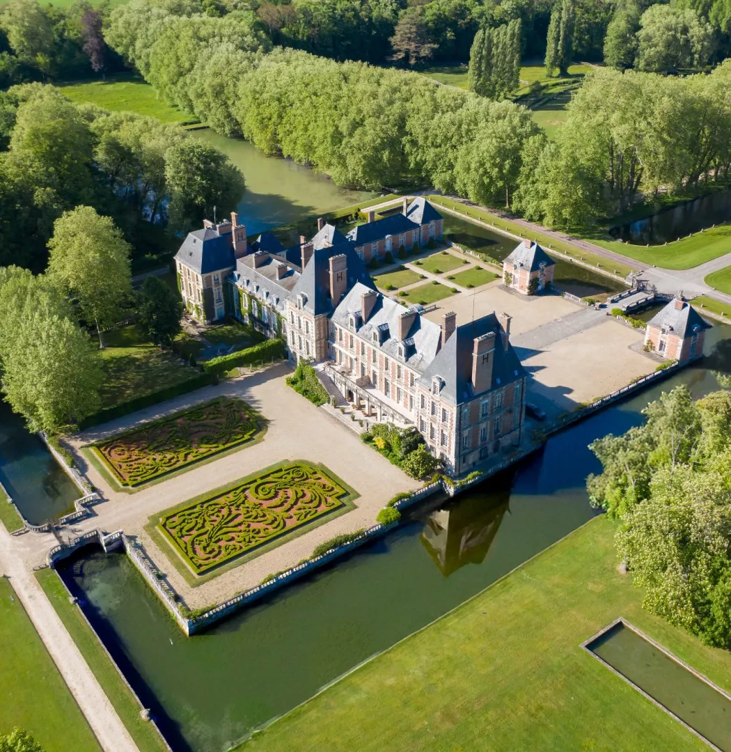 Photo of a castle and its grounds seen from the sky
