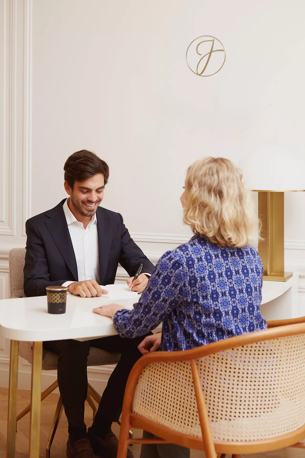 Un vendeur d'un bien de luxe en rendez-vous avec un agent immobilier Junot