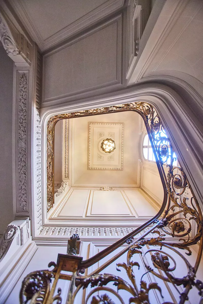 Escalier majestueux d'un hôtel particulier vendu par Junot Fine Properties à Paris