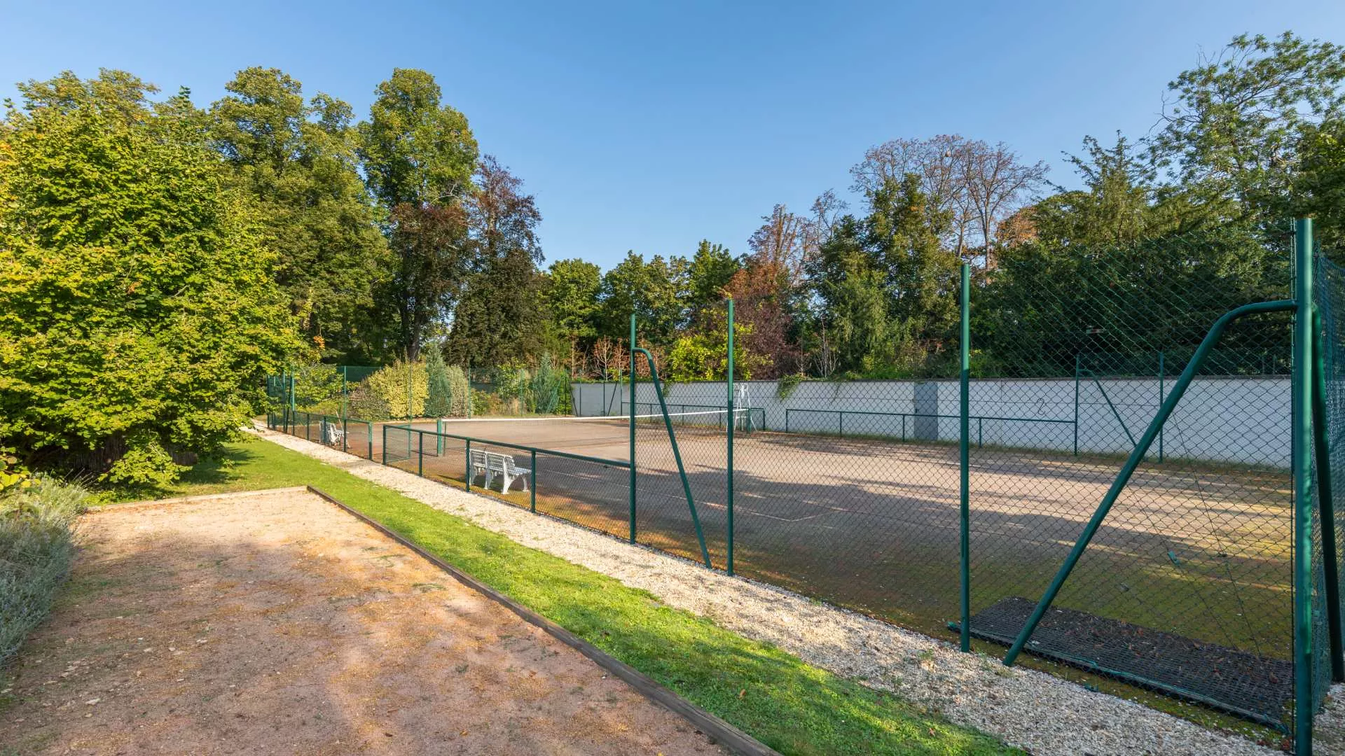 Photo of the tennis court of the Villa Colonna Romano