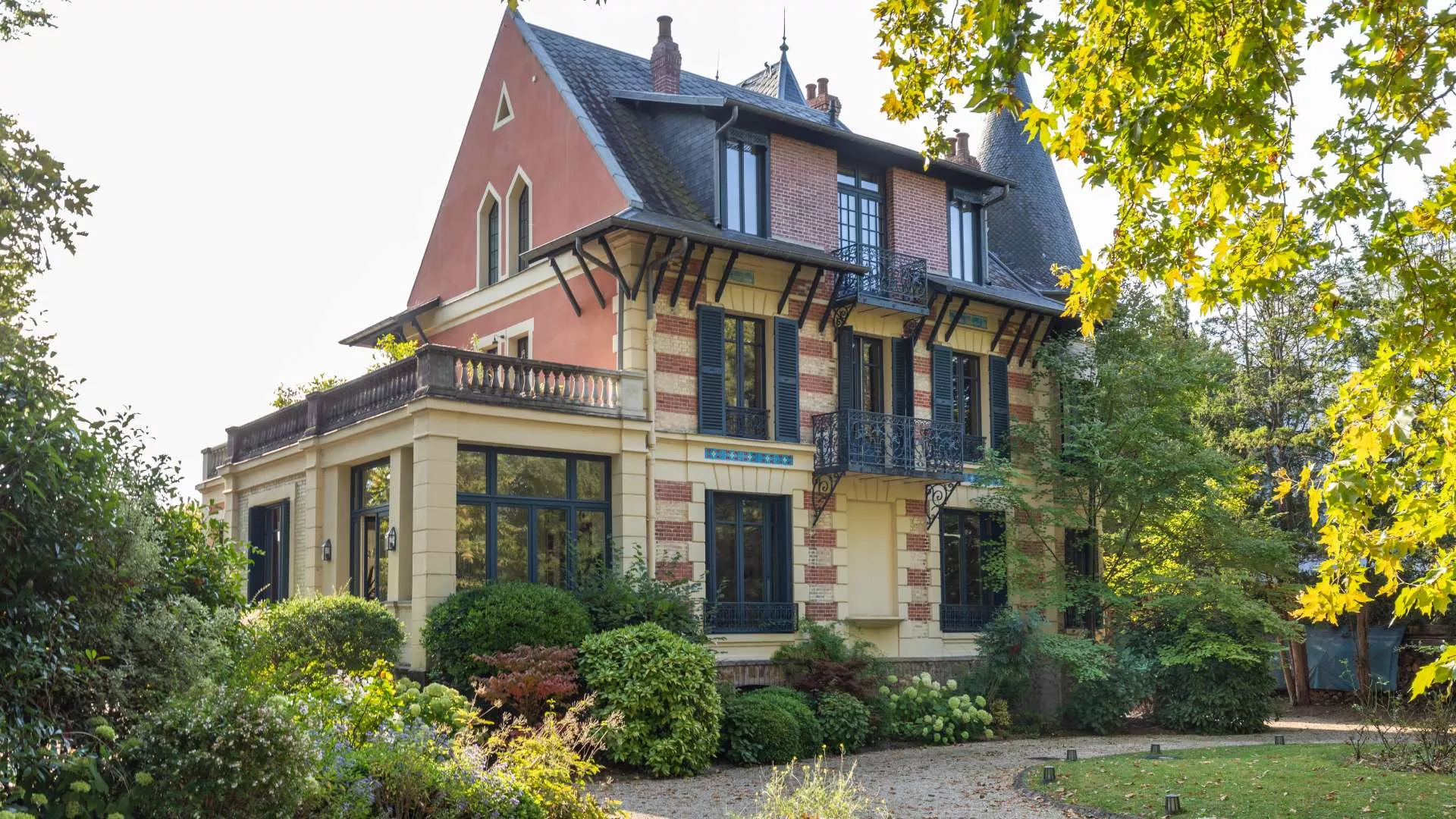 Photo of the front of the Villa Colonna Romano