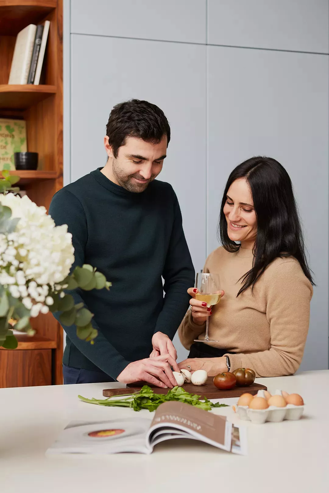 Deux consultants Junot en train de feuilleter le Junot Magazine dans une cuisine