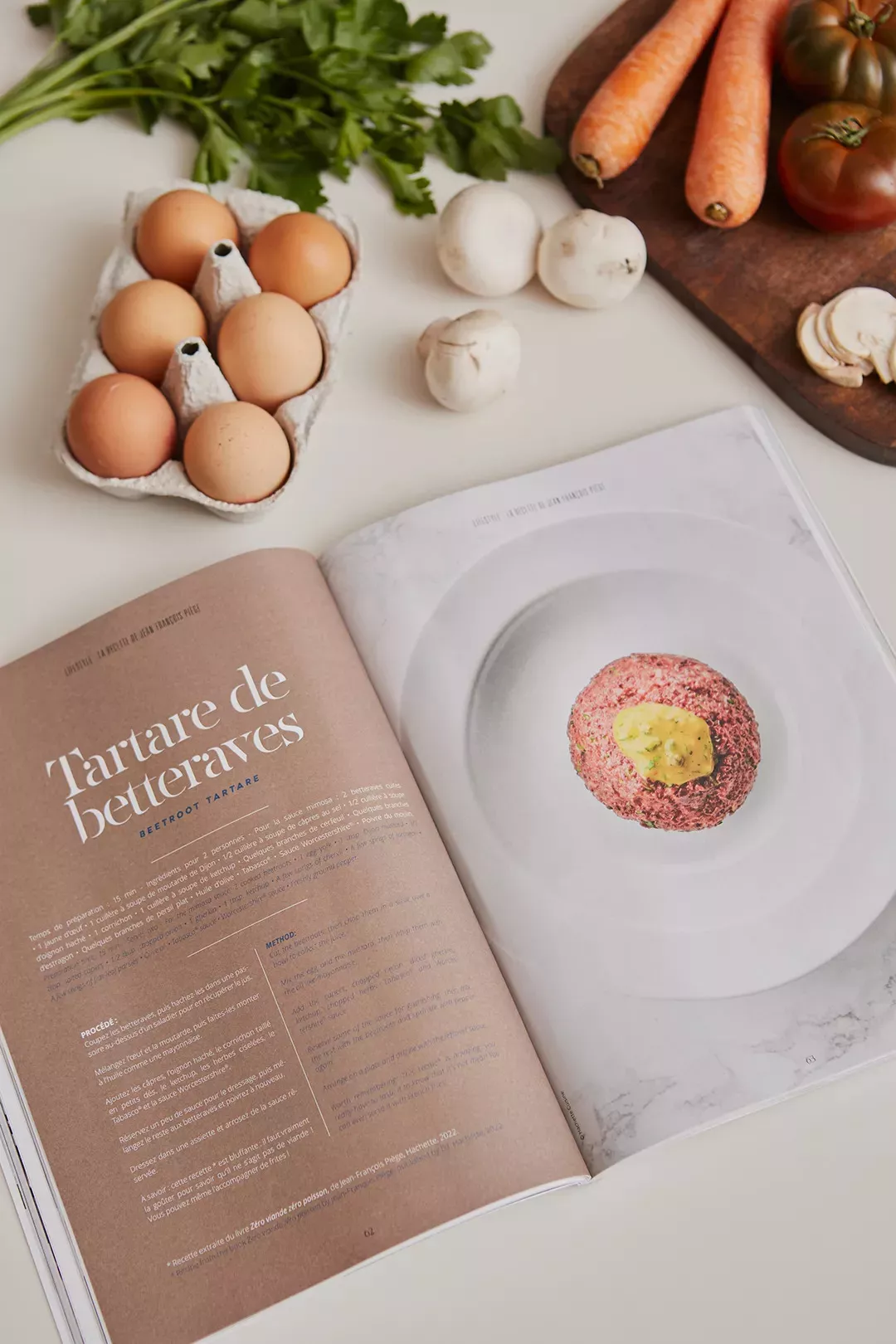 Le Junot Magazine ouvert sur un plan de travail d'un appartement de luxede travail d'une cuisie