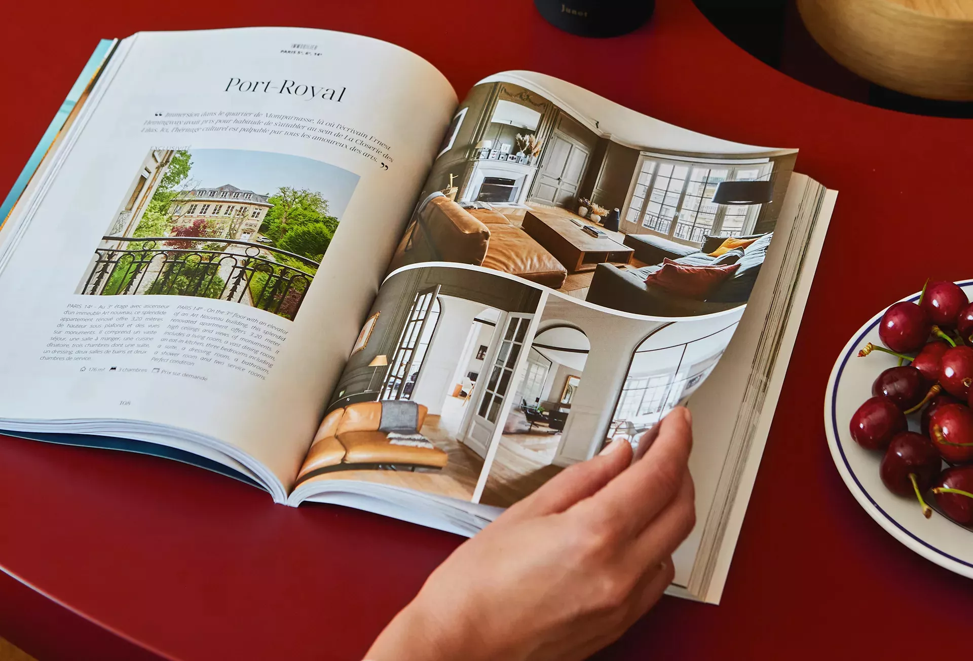 Le Junot Magazine ouvert sur une table rouge