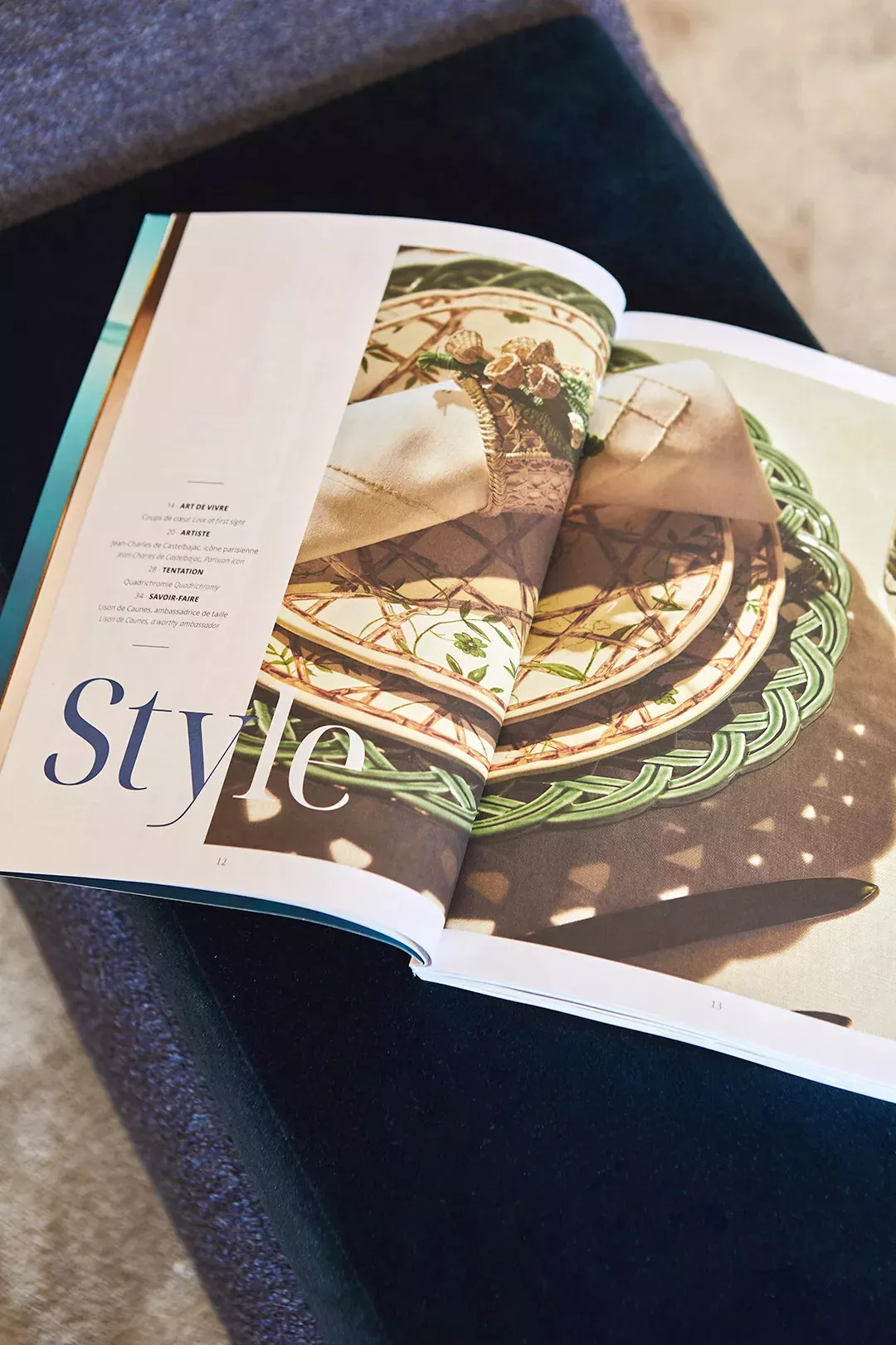 Le magazine Junot ouvert sur un article de la rubrique Style