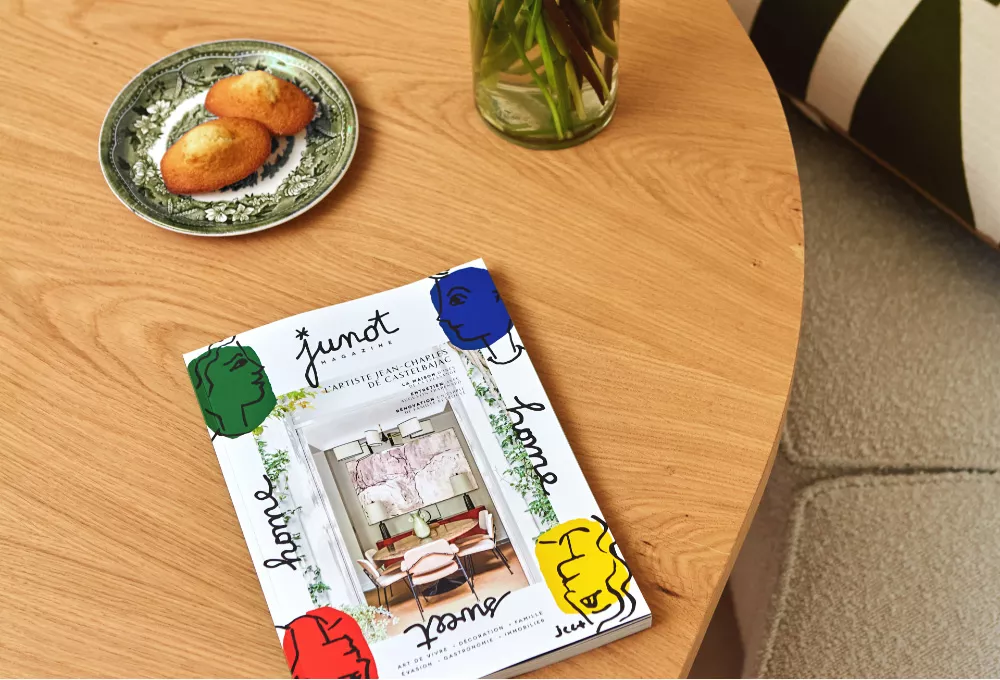 Le Junot Magazine fermé sur une table en bois